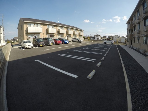 【プレミアム九番館の駐車場】