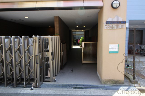 グランドール有本のエントランス