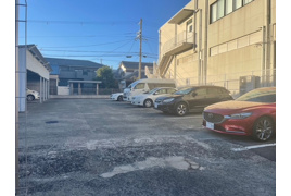 小原モータープールの外観