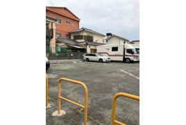 前川モータープールの外観