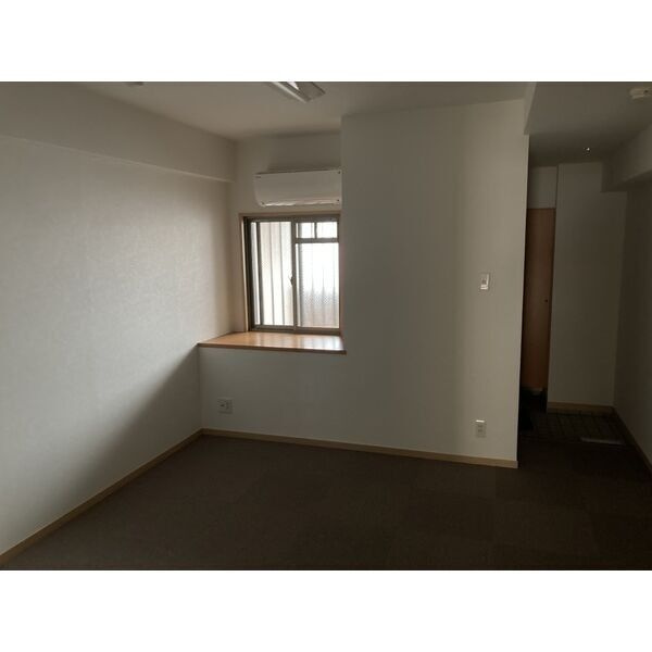 【サン・笹安ビルの居間】