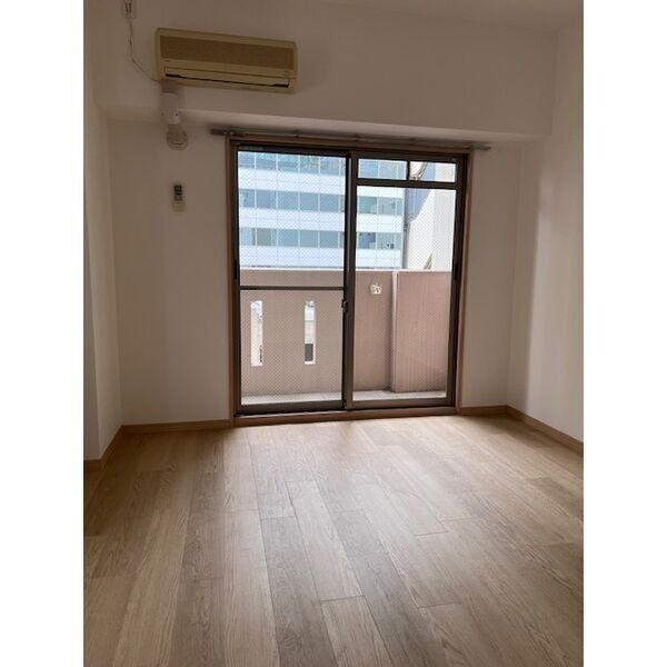 【サン・笹安ビルの居間】