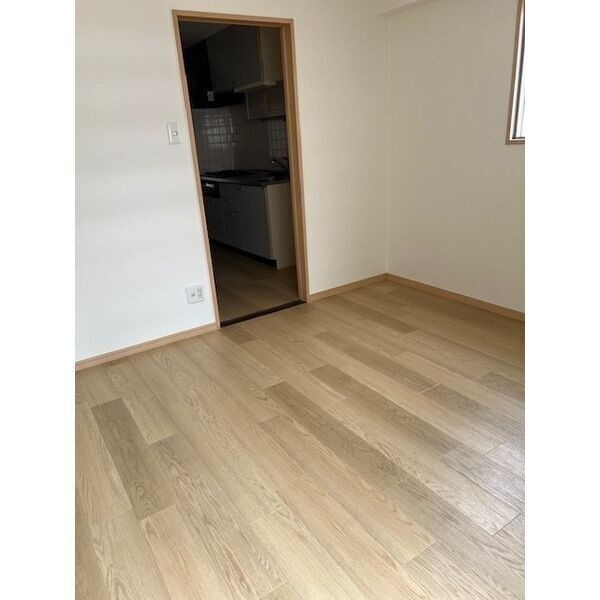 【サン・笹安ビルの居間】