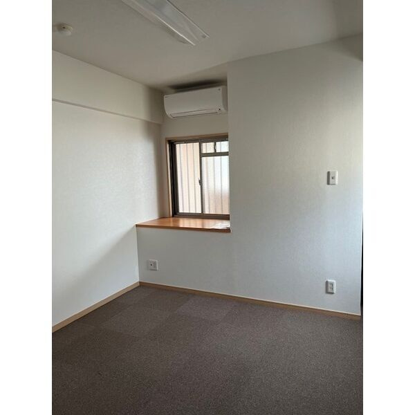 【サン・笹安ビルの居間】