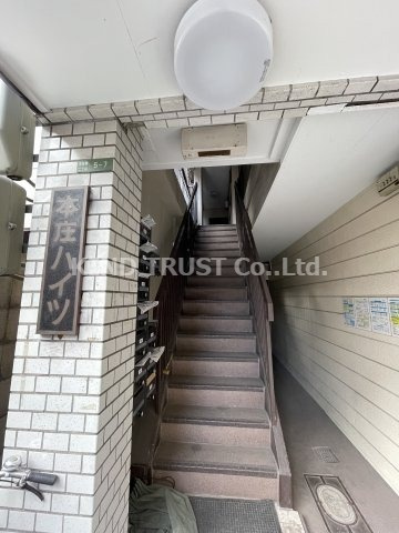 本庄ハイツのエントランス