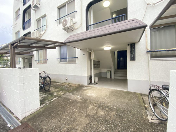 マンション以和貴のエントランス