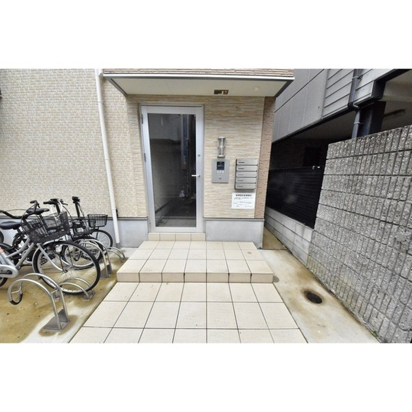 セゾン関目高殿のエントランス