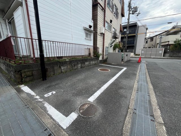 メゾンアベニールの駐車場