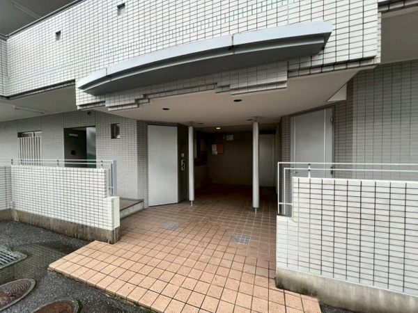 メゾンアベニールのエントランス