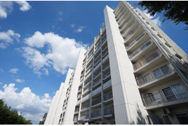 志木ニュータウン中央の森参番街8号棟の外観