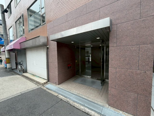 美代志ビルのエントランス