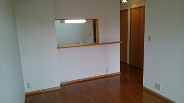 【伊都郡かつらぎ町大字大谷のアパートの居間】