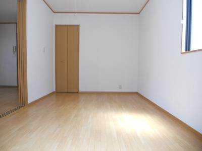 トゥー・ル・モンド京都五条の洋室