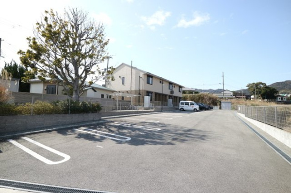 【メゾン・マグノリアの駐車場】