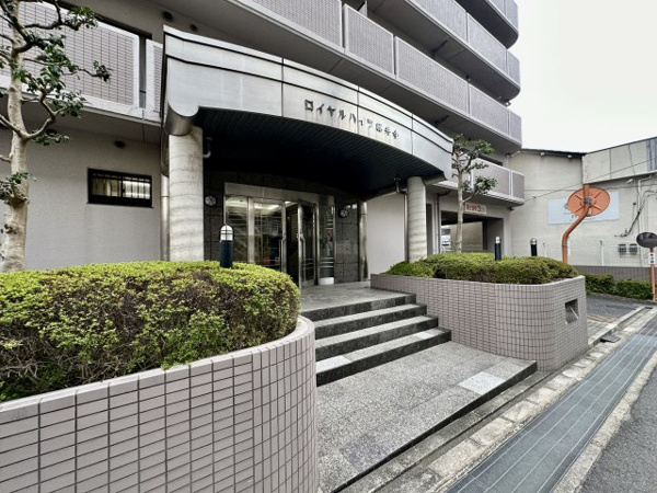 ロイヤルハイツ藤井寺のエントランス
