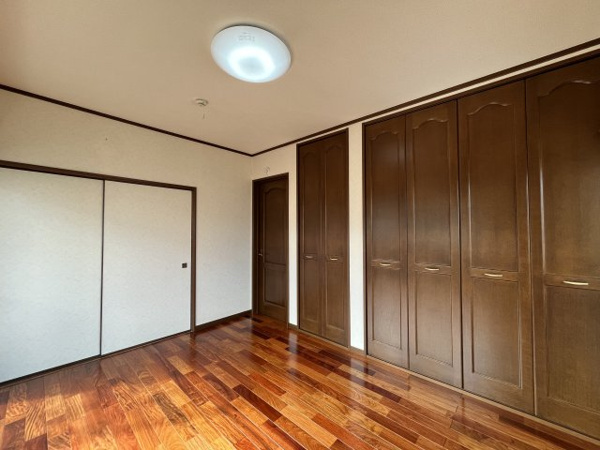 【泥亀1丁目貸家の洋室】