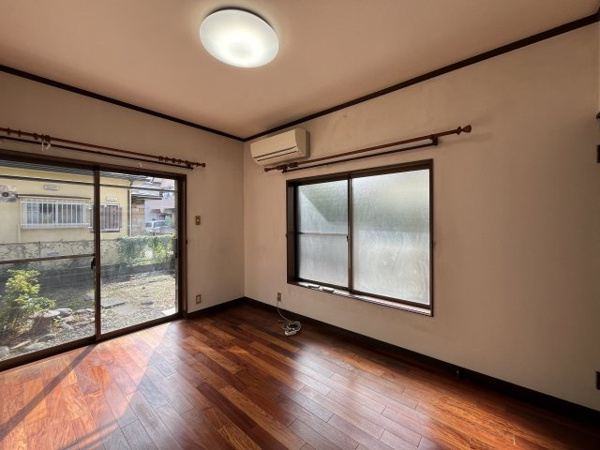 【泥亀1丁目貸家の居間】