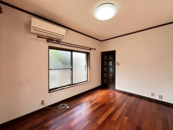 【泥亀1丁目貸家の居間】