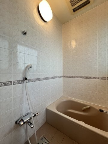 【泥亀1丁目貸家の浴室】