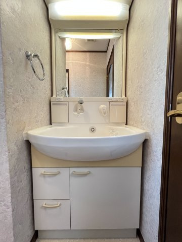 【泥亀1丁目貸家の独立洗面台】