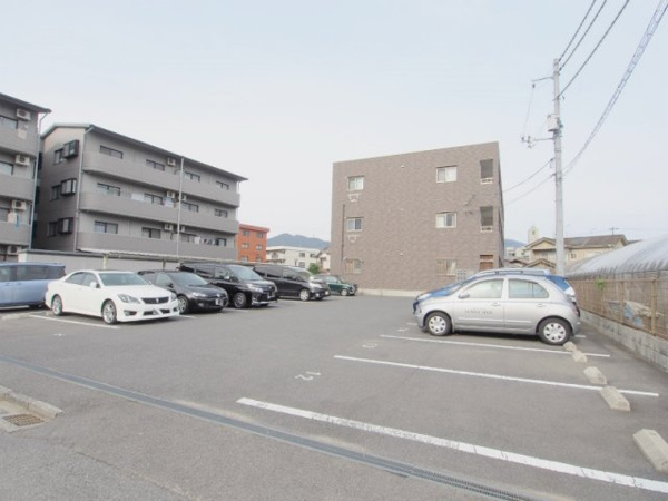 【フォブール川内の駐車場】