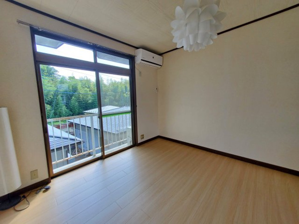 【リバーサイドハイツの洋室】