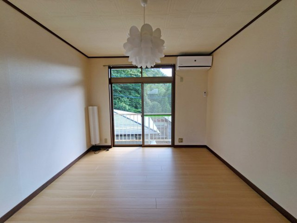 【リバーサイドハイツの洋室】