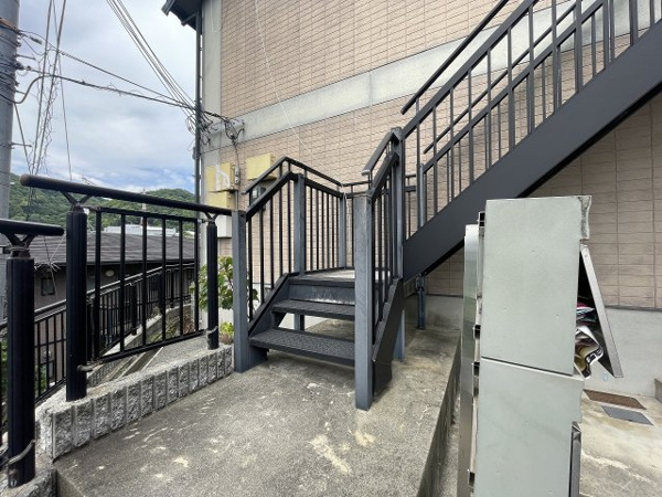 中山手ガーデンパレスB棟のエントランス