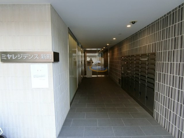 ミヤレジデンス新町のエントランス