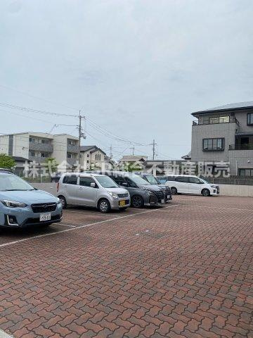 サン・ローレルの駐車場