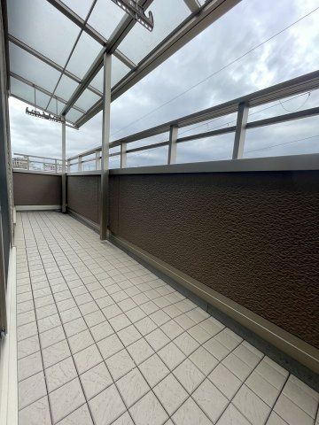 【津雲台6丁目テラスハウス貸家のバルコニー】