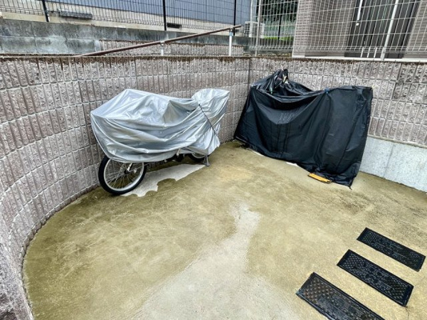 【津雲台6丁目テラスハウス貸家の駐車場】