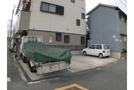 上小阪南光モータープールの外観