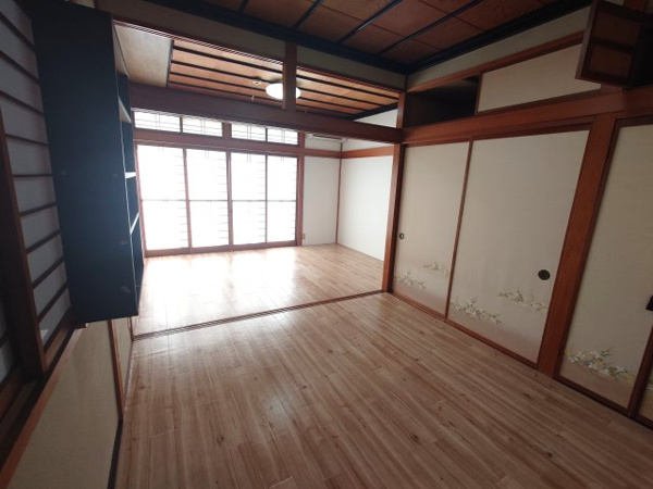 【魚津市仏田貸家の居間】