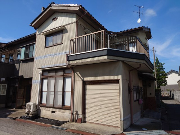 【魚津市仏田貸家の外観】