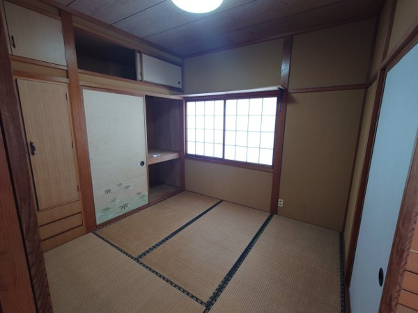 【魚津市仏田貸家の和室】