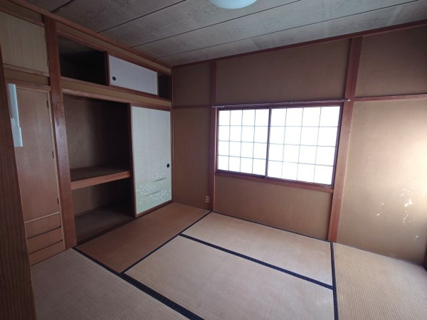 【魚津市仏田貸家の和室】