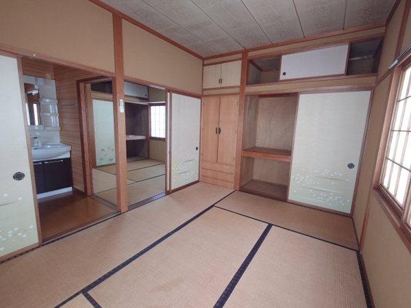 【魚津市仏田貸家の和室】