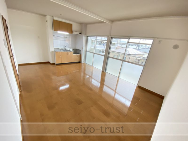 【西興ビルの居間】