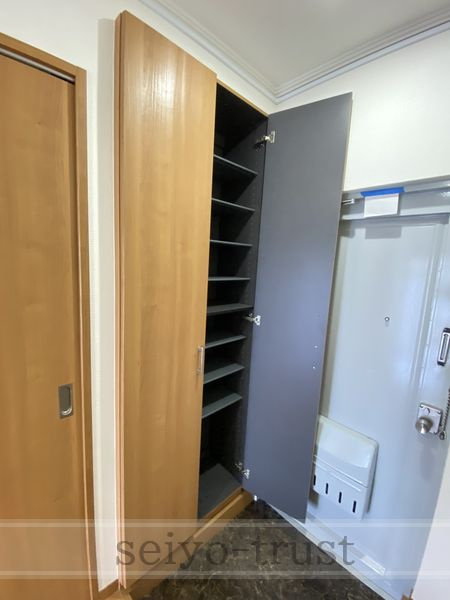 【西興ビルの玄関】