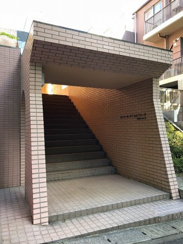 ルミエールアイたまプラーザのエントランス