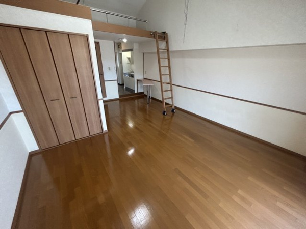 モンサンルージュの居間