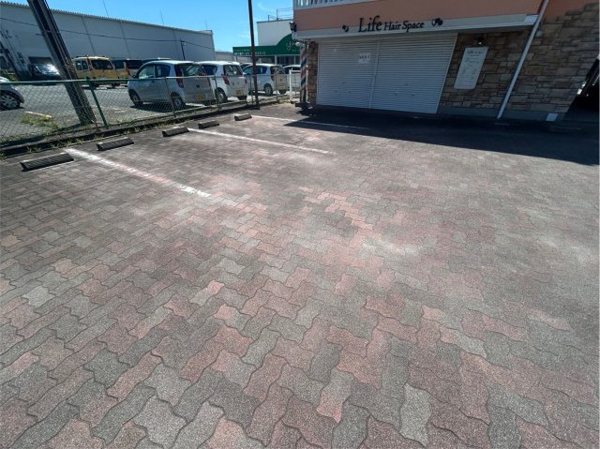 モンサンルージュの駐車場