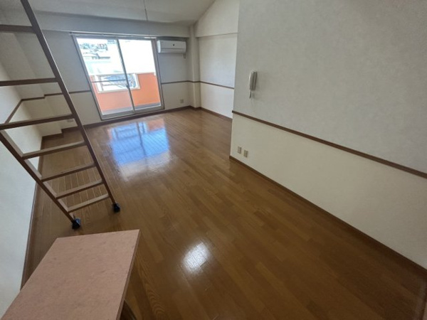 モンサンルージュの居間