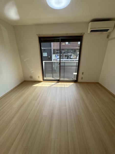 【町田市小山町のアパートの居間】