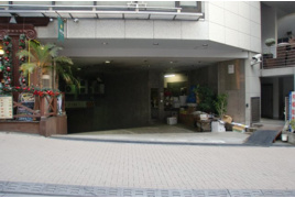 港区六本木の駐車場の外観