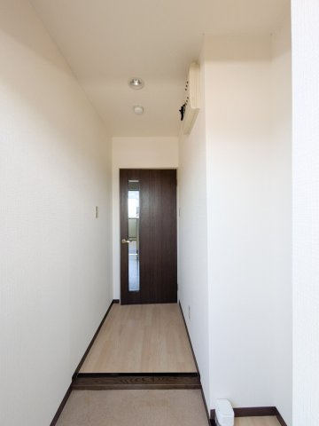 【御幸ビルの玄関】