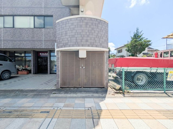 【御幸ビルのエントランス】