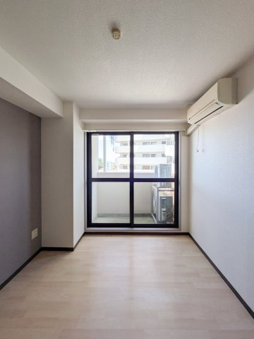 【御幸ビルの居間】