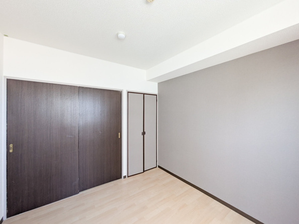 【御幸ビルの居間】